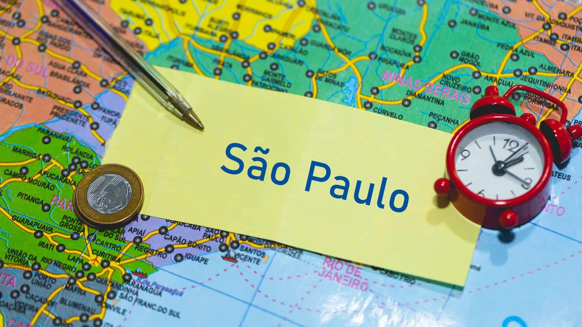 Mapa de São Paulo com um papel em cima com a inscrição 