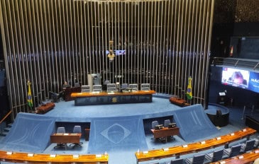 Plenário do Senado Federal, com a mesa diretora ao centro e bandeiras do Brasil nas laterais