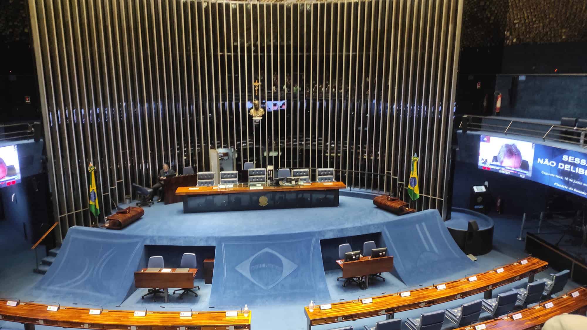 Plenário do Senado Federal, com a mesa diretora ao centro e bandeiras do Brasil nas laterais