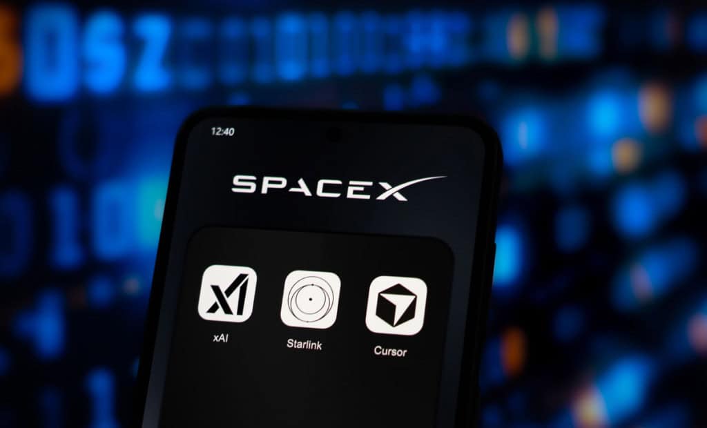 Logo da SpaceX, logo acima dos apps da xAI, Grok e Starlink em um celular