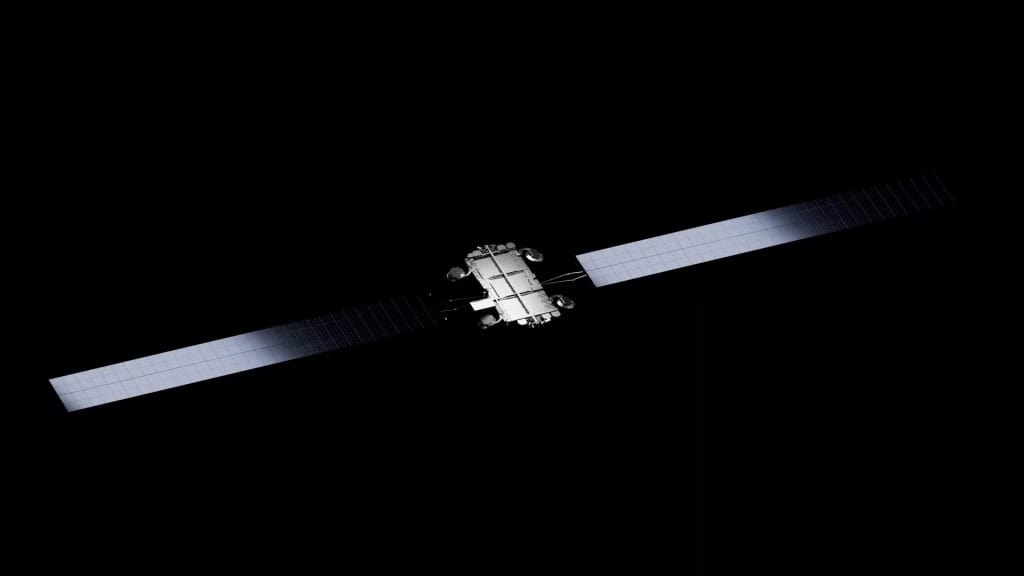 Satélite Starlink V3 da SpaceX em órbita, com dois grandes painéis solares estendidos no espaço.