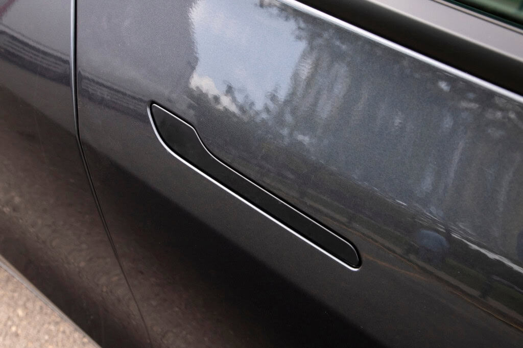 Maçaneta embutida na porta de um Tesla Model Y; mecanismos desse tipo estão no centro das preocupações que motivaram o recall na China – Imagem: emirhankaramuk / Shutterstock