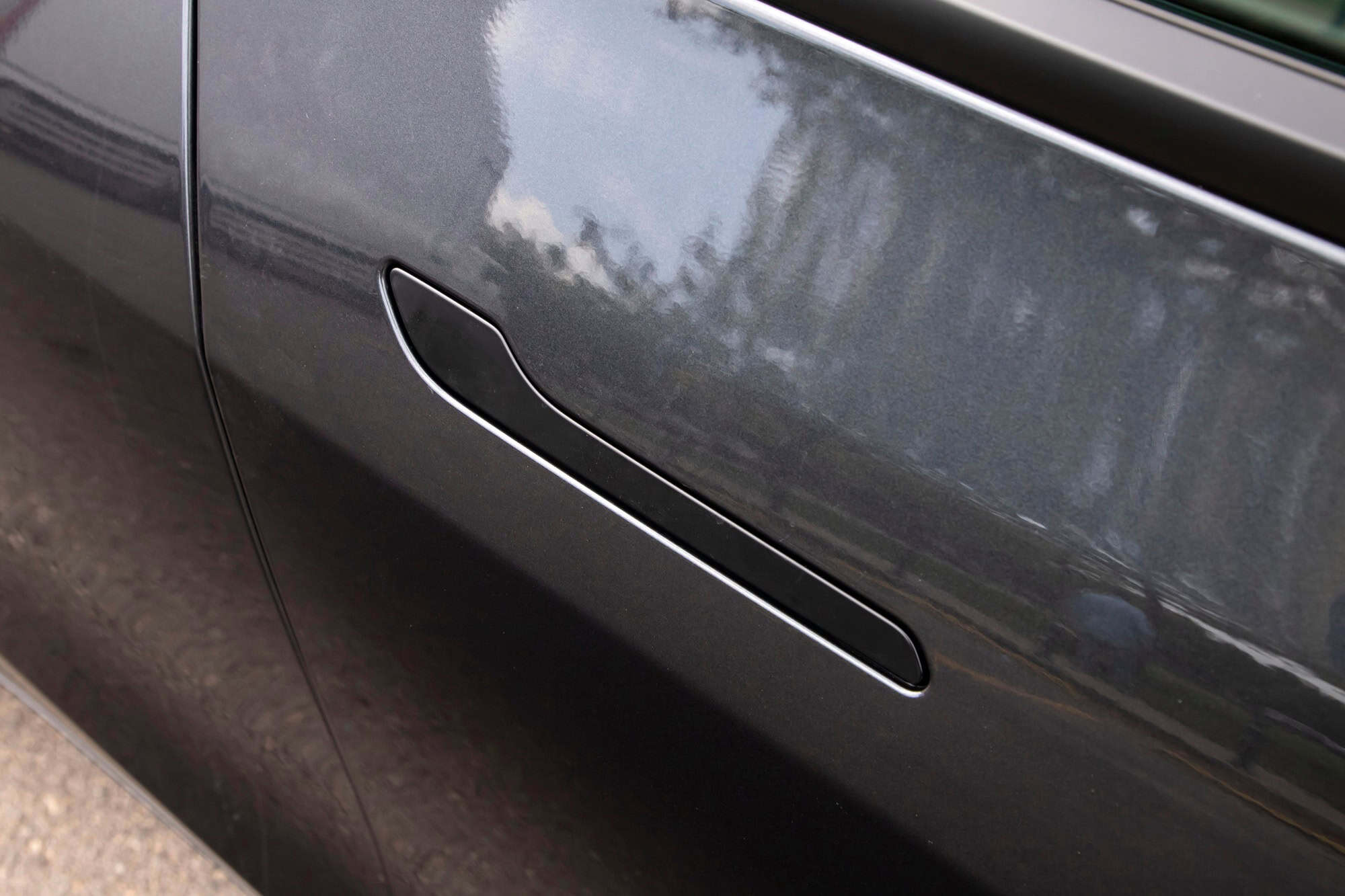 Maçaneta embutida na porta de um Tesla Model Y preto