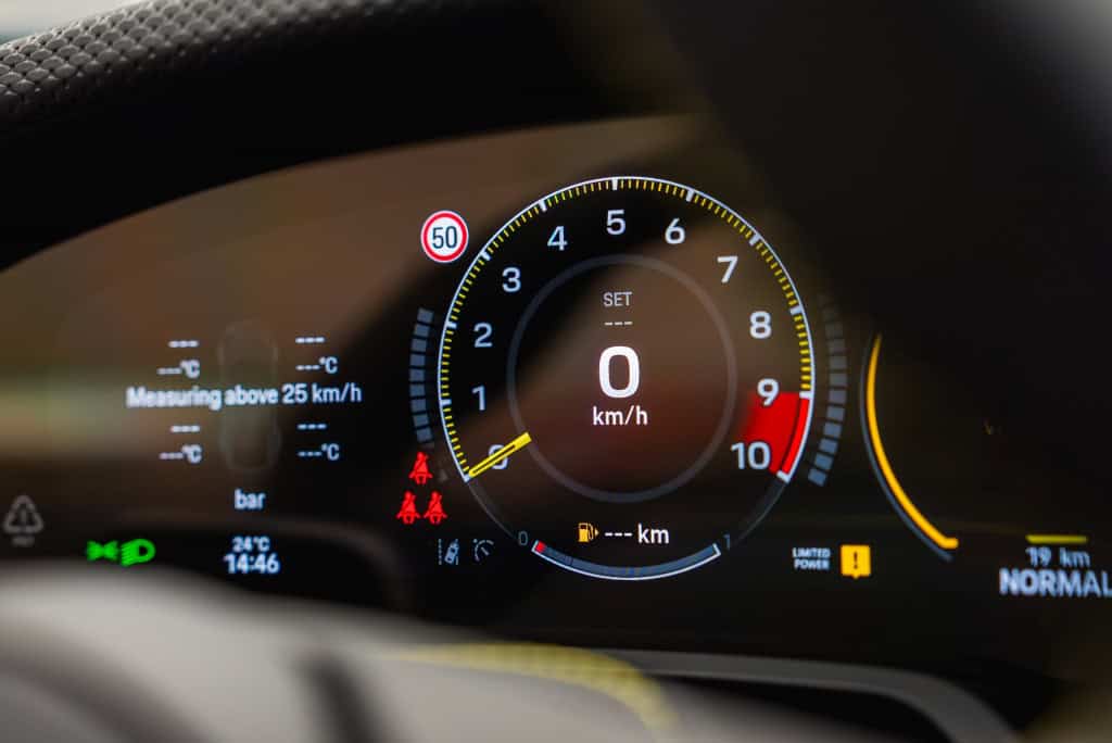 Velocímetro de um carro no detalhe