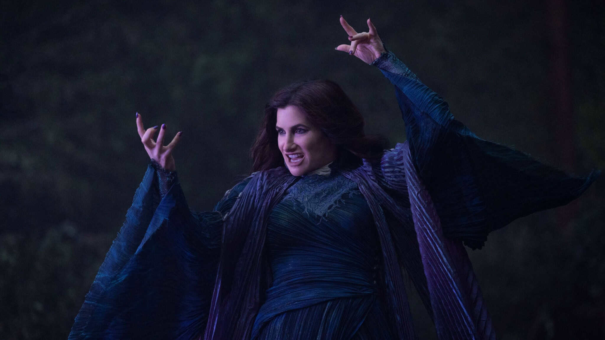 Bruxa Agatha em pose de feitiço na série Agatha Desde Sempre