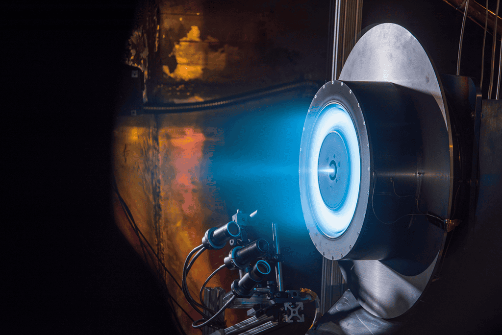 Propulsor iônico testado pela equipe do Glenn Research Center, da NASA. – Crédito: NASA