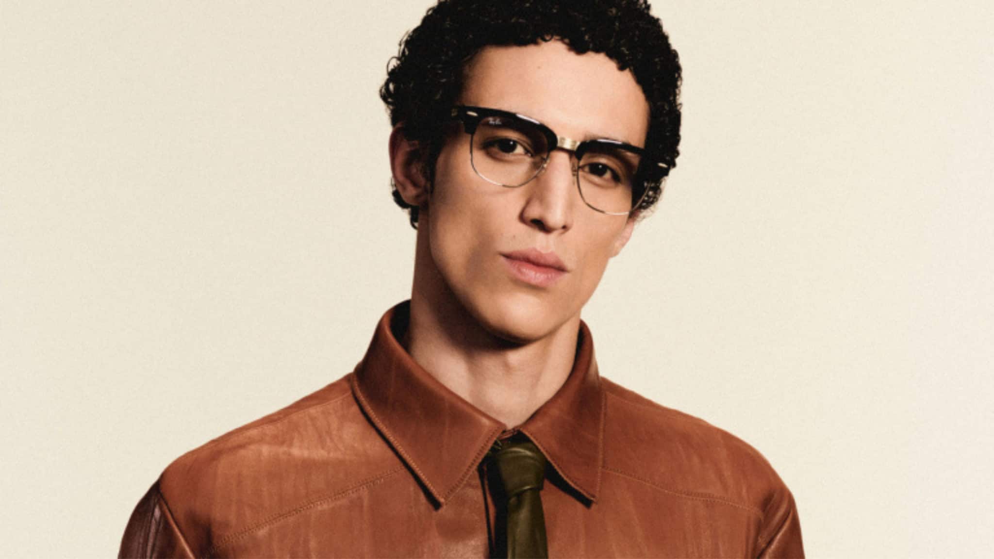Moço usando Ray-Ban Meta Audio
