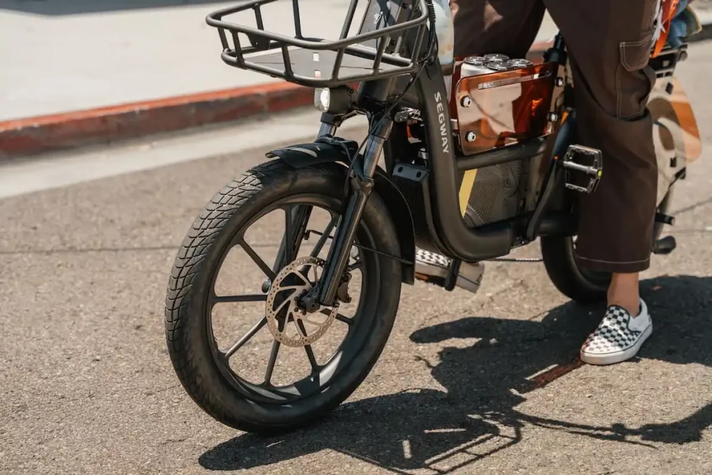 A e-bike traz controle de tração, assistência em subidas e recurso para controlar a velocidade em descidas. – Imagem: Divulgação/Segway