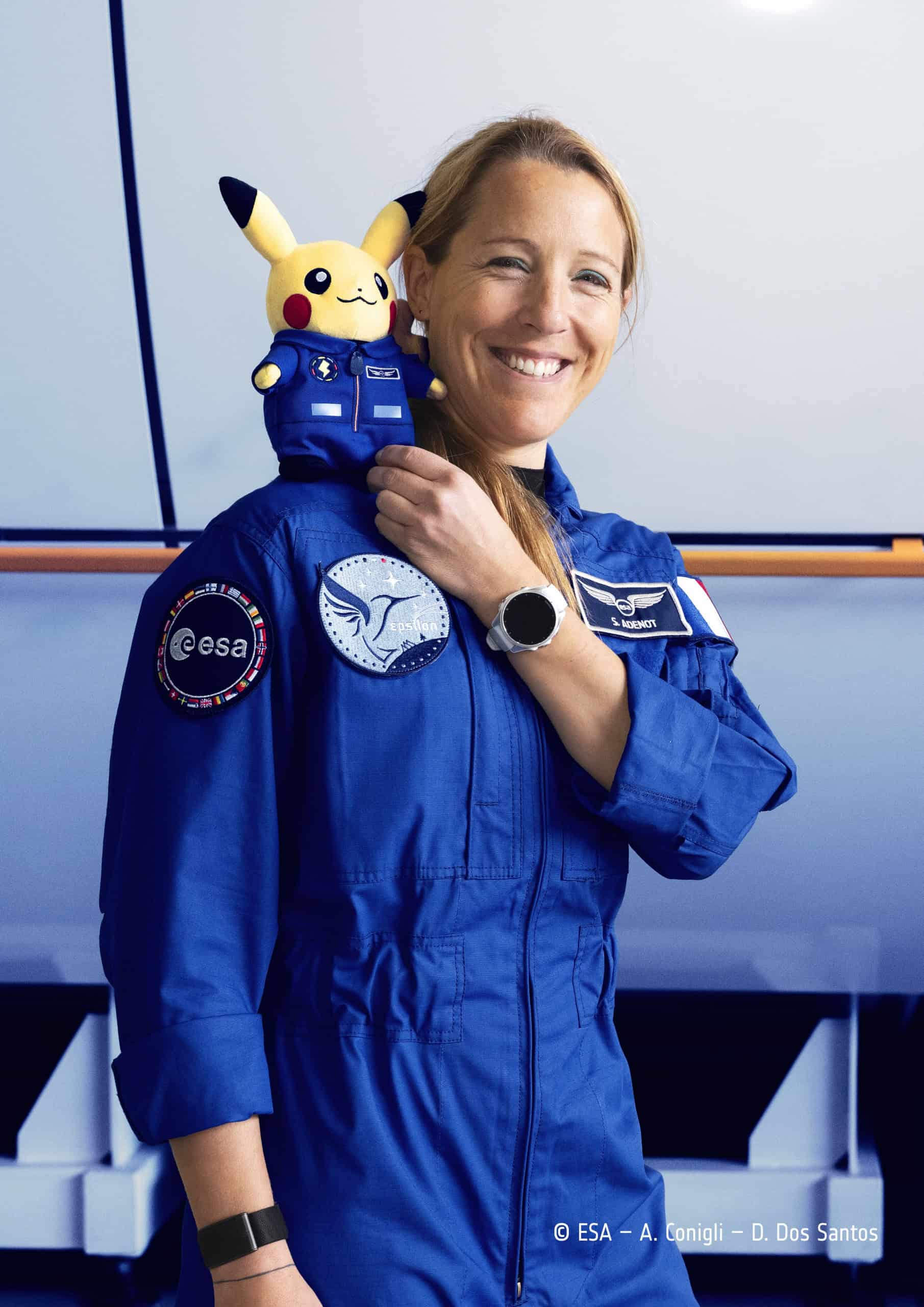 Sophie Adenot, astronauta da ESA, com um Pikachu de pelúcia no Centro Europeu de Astronautas.