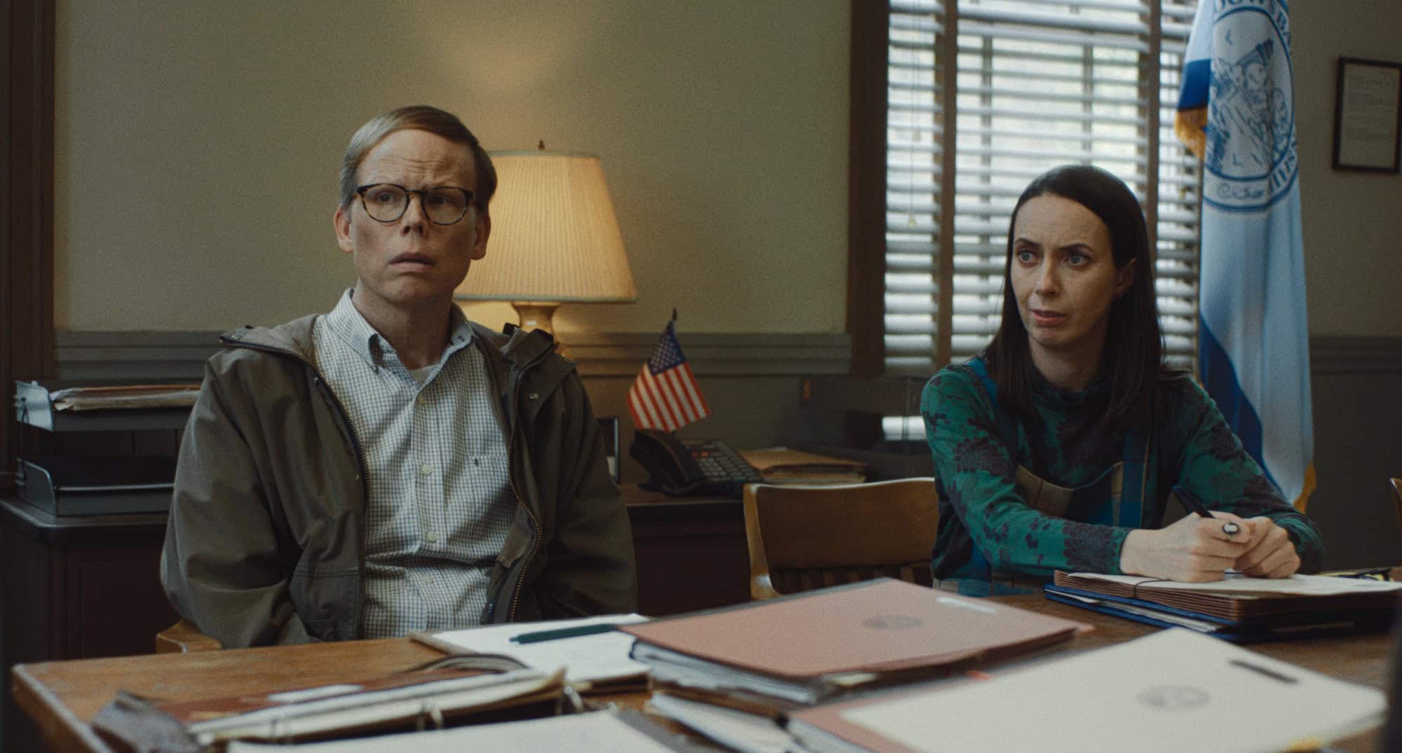 Jeff Hiller e Kate O’Flynn em “O Segredo de Widow