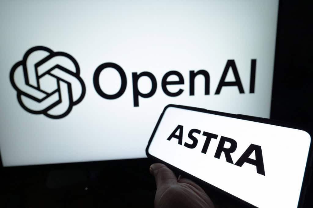 Logo da OpenAI aparece ao fundo, enquanto um celular exibe o nome Astra.