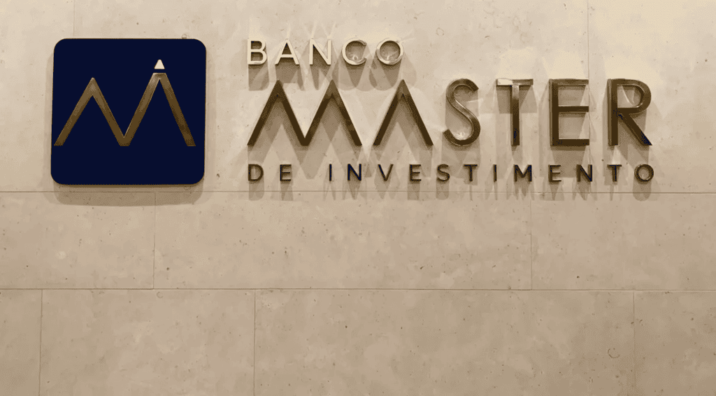 Fachada com o logo do Banco Master