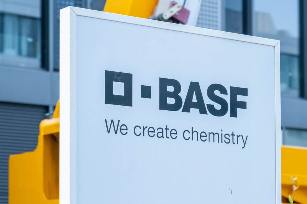 Logo da BASF em uma placa