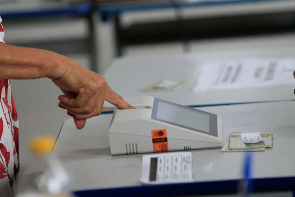 Eleitor fazendo a biometria para poder votar