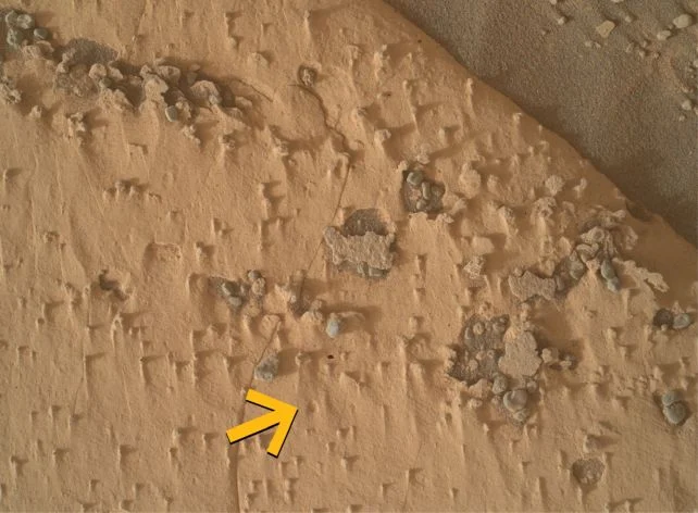 As cavidades foram encontradas no Vale Grande, entre as camadas do Monte Sharp. – Imagem: NASA/JPL-Caltech/MSSS
