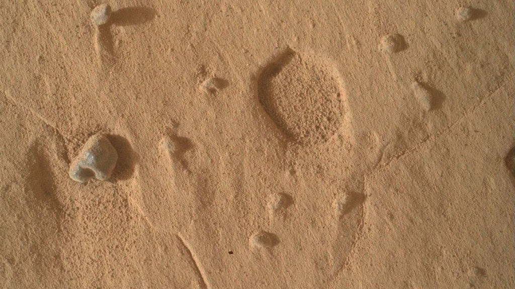 Os buracos encontrados pelo Curiosity não têm pedras ou nódulos próximos que expliquem sua formação. – Imagem: NASA/JPL-Caltech/MSSS