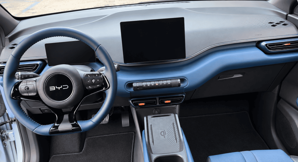 O interior do Dolphin Mini traz um acabamento superior ao de outros carros na mesma faixa de preços. Mas o carregador por indução poderia ficar num lugar mais discreto… – Imagem: Bruno Capozzi/Olhar Digital.