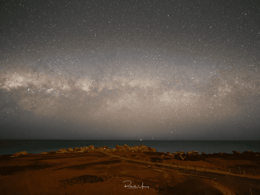 Raro registro no deserto australiano mostra a Via Láctea e o rastro do asteroide 2026 RW1 atingindo a Terra.