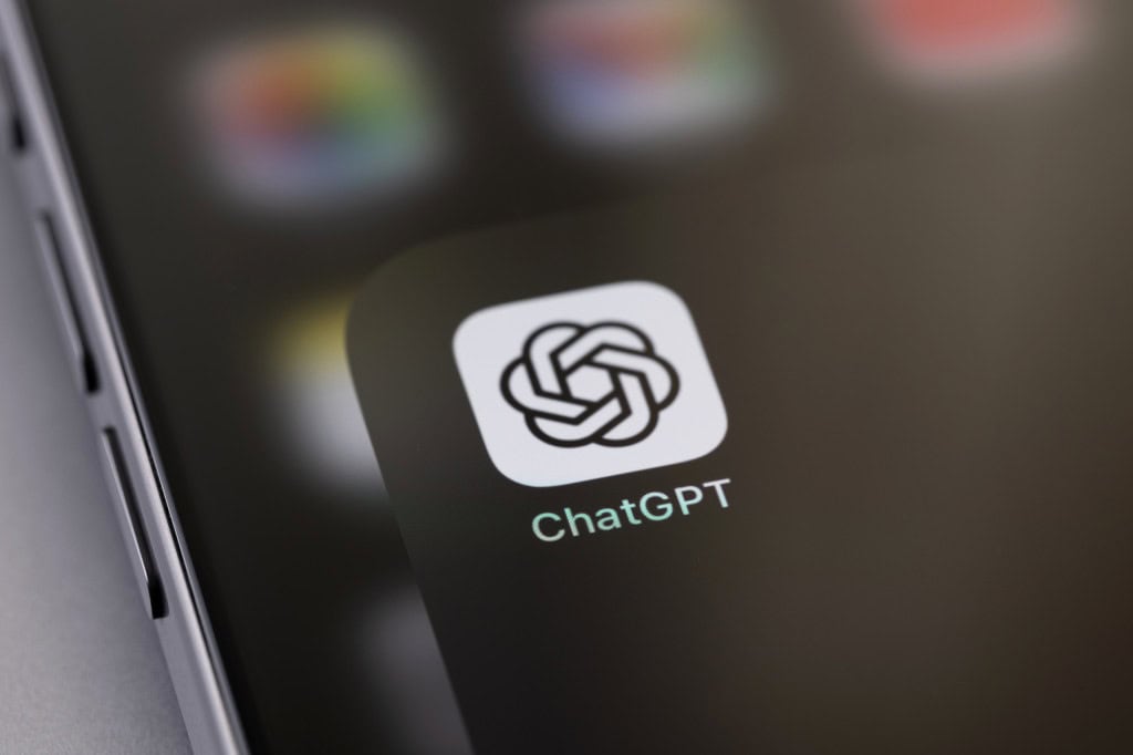 Ícone do app do ChatGPT na tela de um smartphone