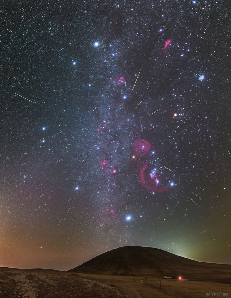 Mais de 20 “estrelas cadentes” foram capturadas em exposições sucessivas em outubro de 2017 sobre o vulcão Wulan Hada, na Mongólia Interior, China, durante o pixo da chuva de meteoros Oriônidas.
