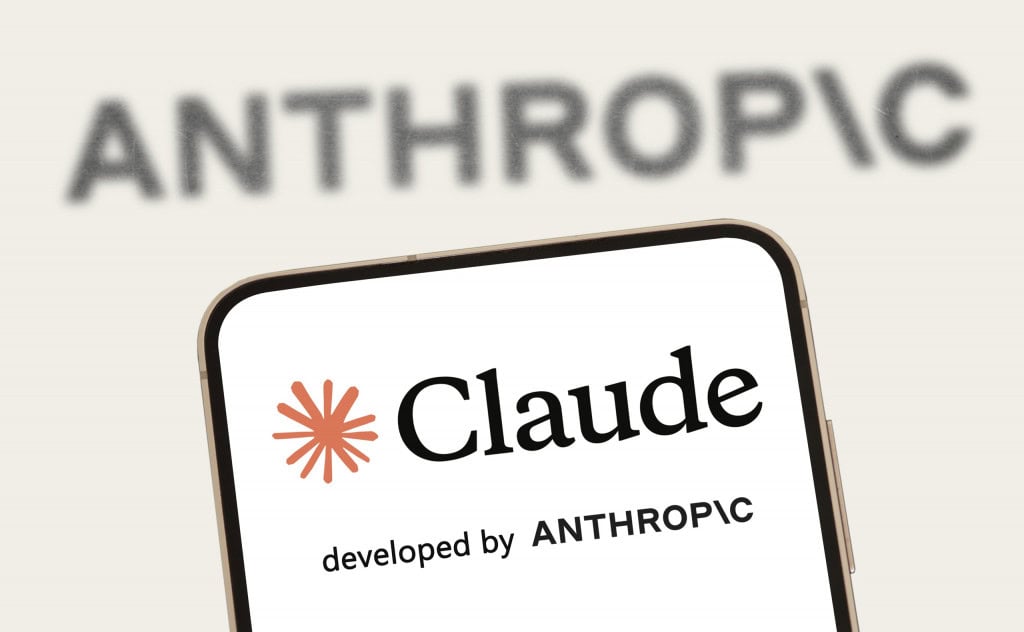 Logos do Claude e da Anthropic em um smartphone