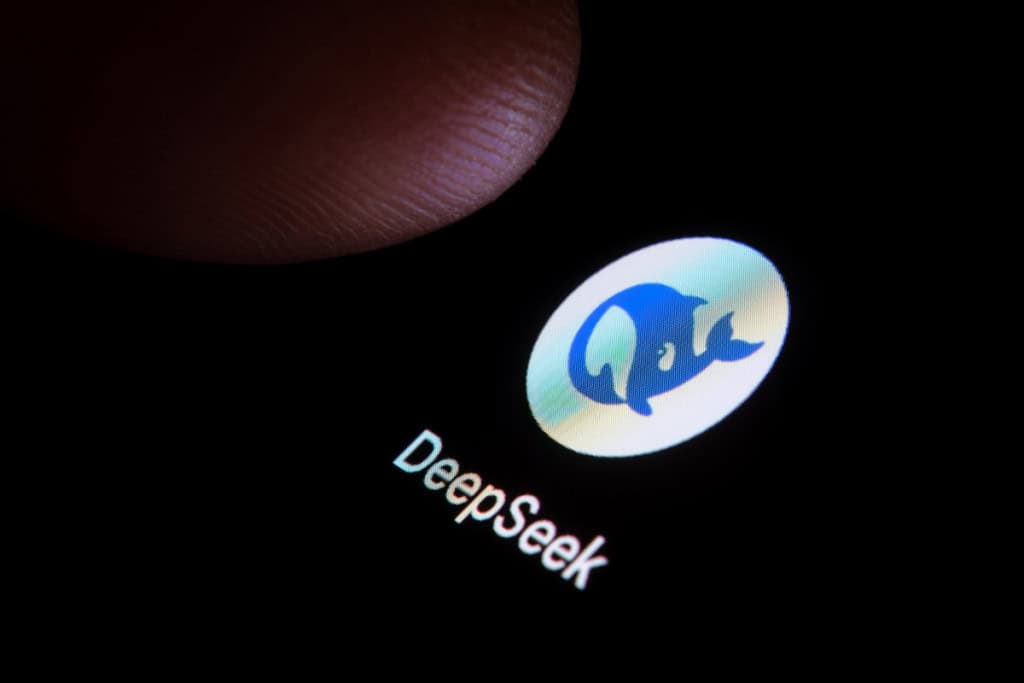 O aplicativo de IA DeepSeek visto no smartphone