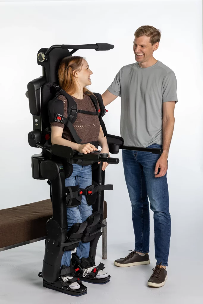 O Eve usa 12 motores nos quadris, joelhos e tornozelos para manter o usuário em pé e ajudar nos movimentos. – Imagem: Divulgação/Wandercraft