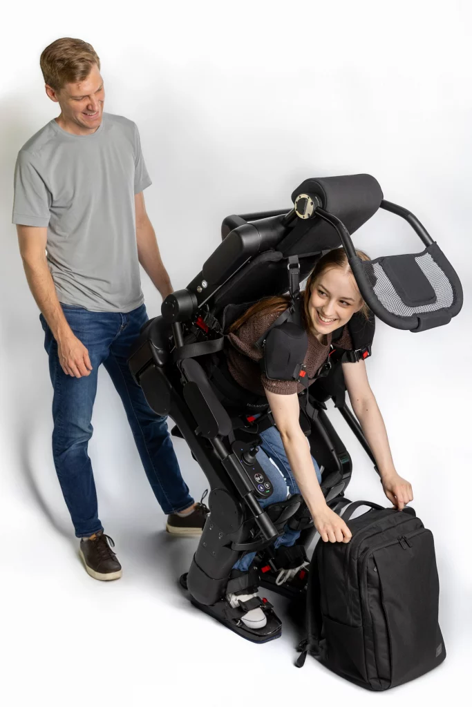 Sensores monitoram o equilíbrio do Eve continuamente e ajustam os movimentos enquanto o usuário caminha ou pega algum objeto. – Imagem: Divulgação/Wandercraft