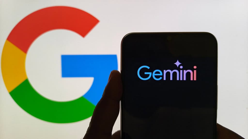 Logo do Gemini em um smartphone e, à esquerda, a letra G do Google