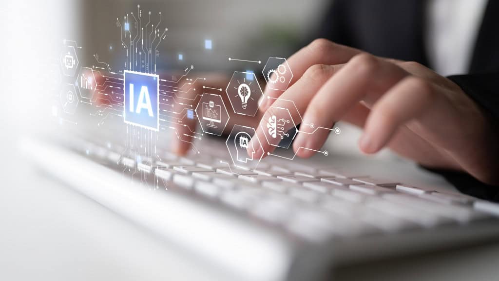 Pessoa teclando em um teclado de computador com os dizeres