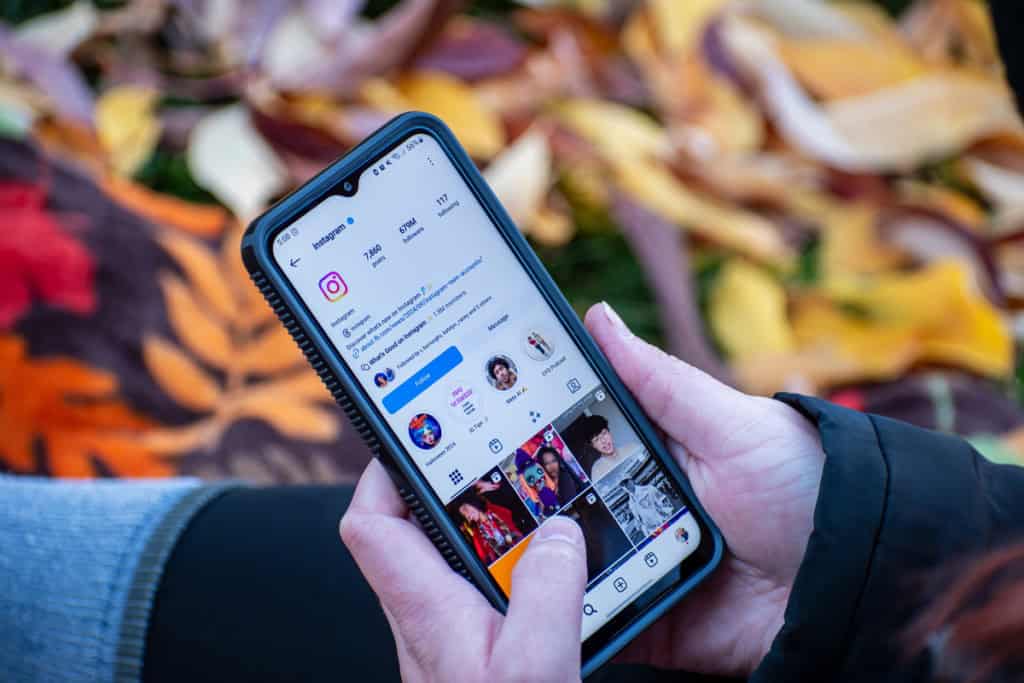 SALT LAKE CITY, UT, EUA - 18 DE MAIO DE 2025: Mulher segura smartphone com perfil Instagram na tela. Instagram é um serviço de rede social de compartilhamento de fotos e vídeos de propriedade da Meta