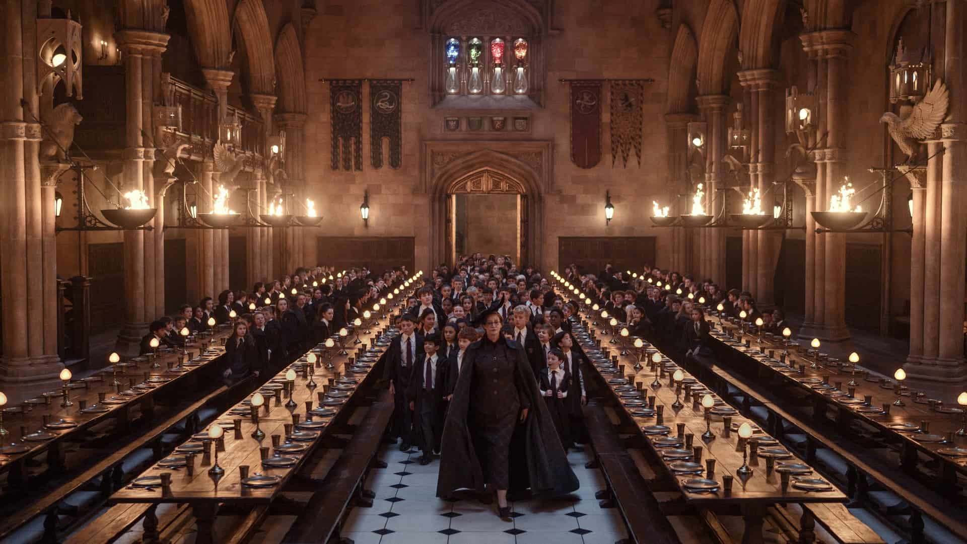 Janet McTeer como Minerva McGonagall em cena de Harry Potter e a Pedra Filosofal