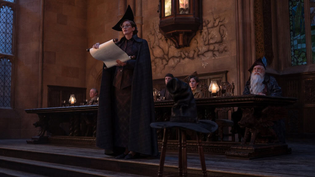 Janet McTeer e John Lithgow em cena ambientada em Hogwarts na série Harry Potter