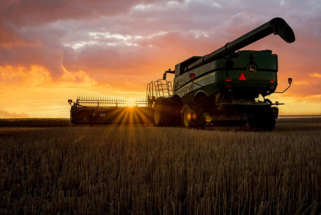 Colheitadeira John Deere sob o Sol de final de tarde