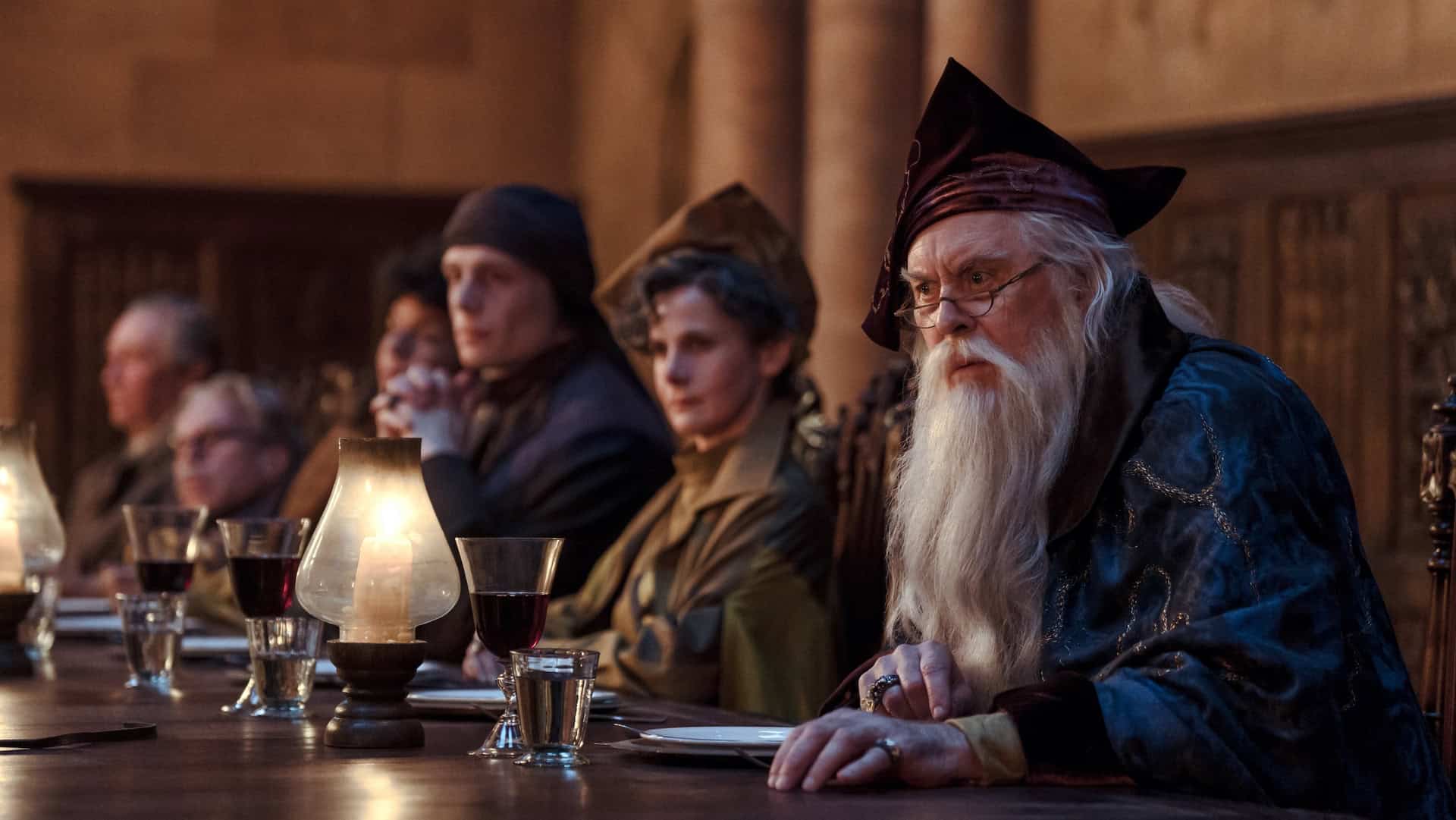 John Lithgow como Alvo Dumbledore em cena de Harry Potter e a Pedra Filosofal