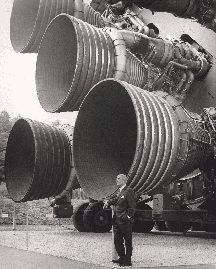 Engenheiro espacial Werner von Braun em frente aos motores F-1, usados no Saturno V, mesma base tecnológica dos motores mais atuais. – Crédito: NASA