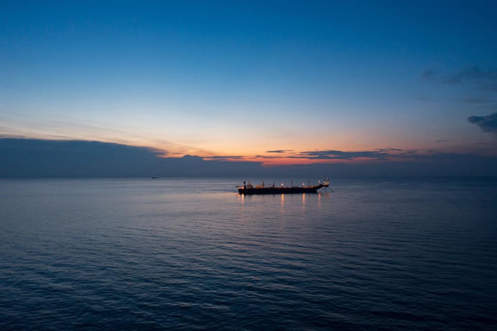 Vista aérea de cima de um drone de um petroleiro offshore no meio do oceano