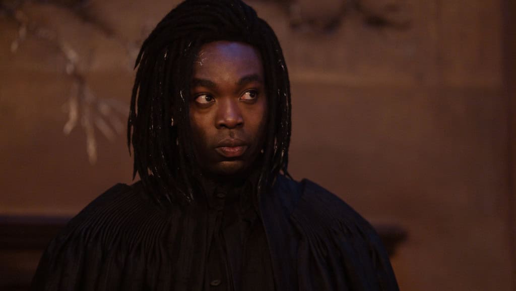 Paapa Essiedu como Severo Snape em cena da série Harry Potter e a Pedra Filosofal