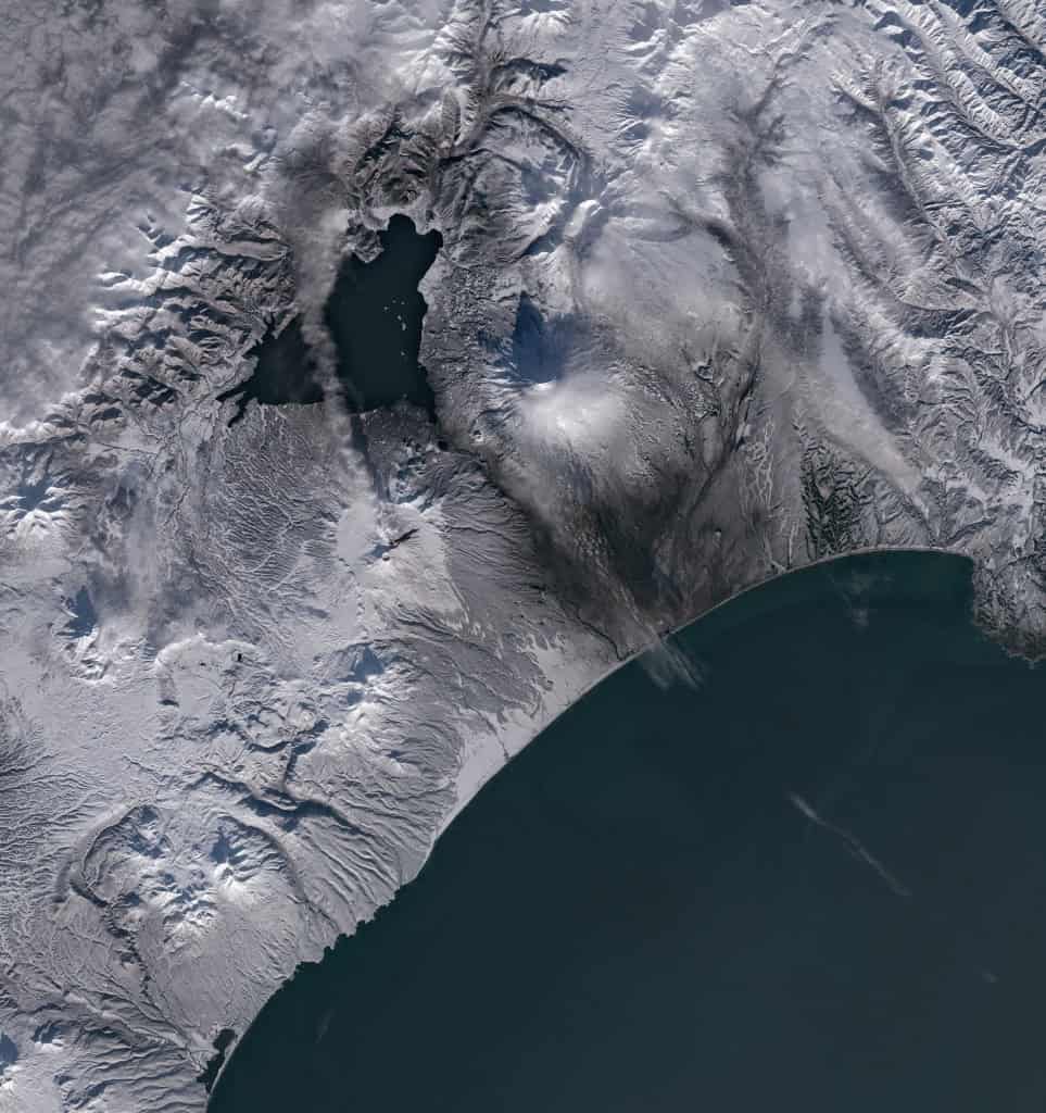 Imagem de satélite mostra o vulcão Krasheninnikov coberto de neve em Kamchatka