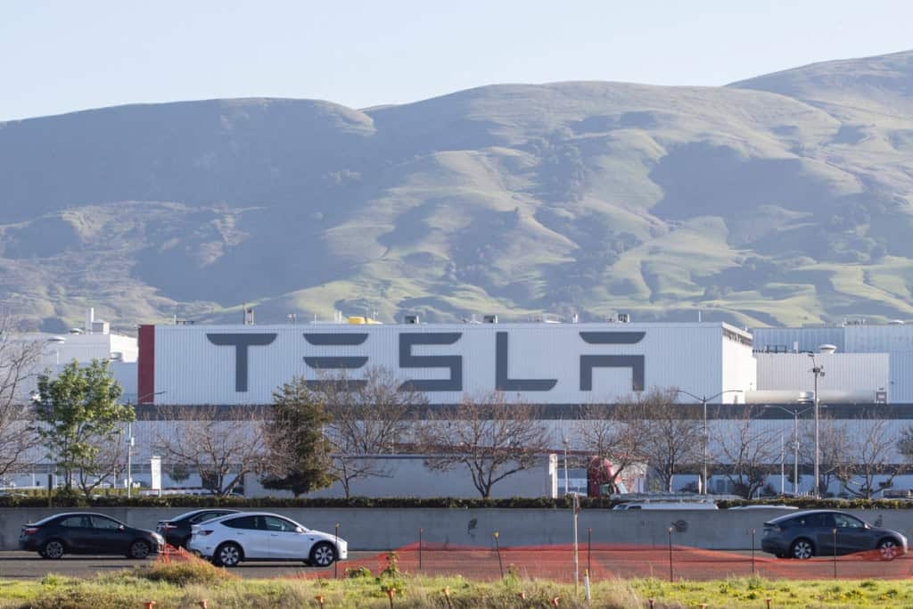 A fábrica da Tesla em Fremont (foto) é o centro de um processo que acusa a empresa de discriminação racial. – Imagem: Tada Images/Shutterstock