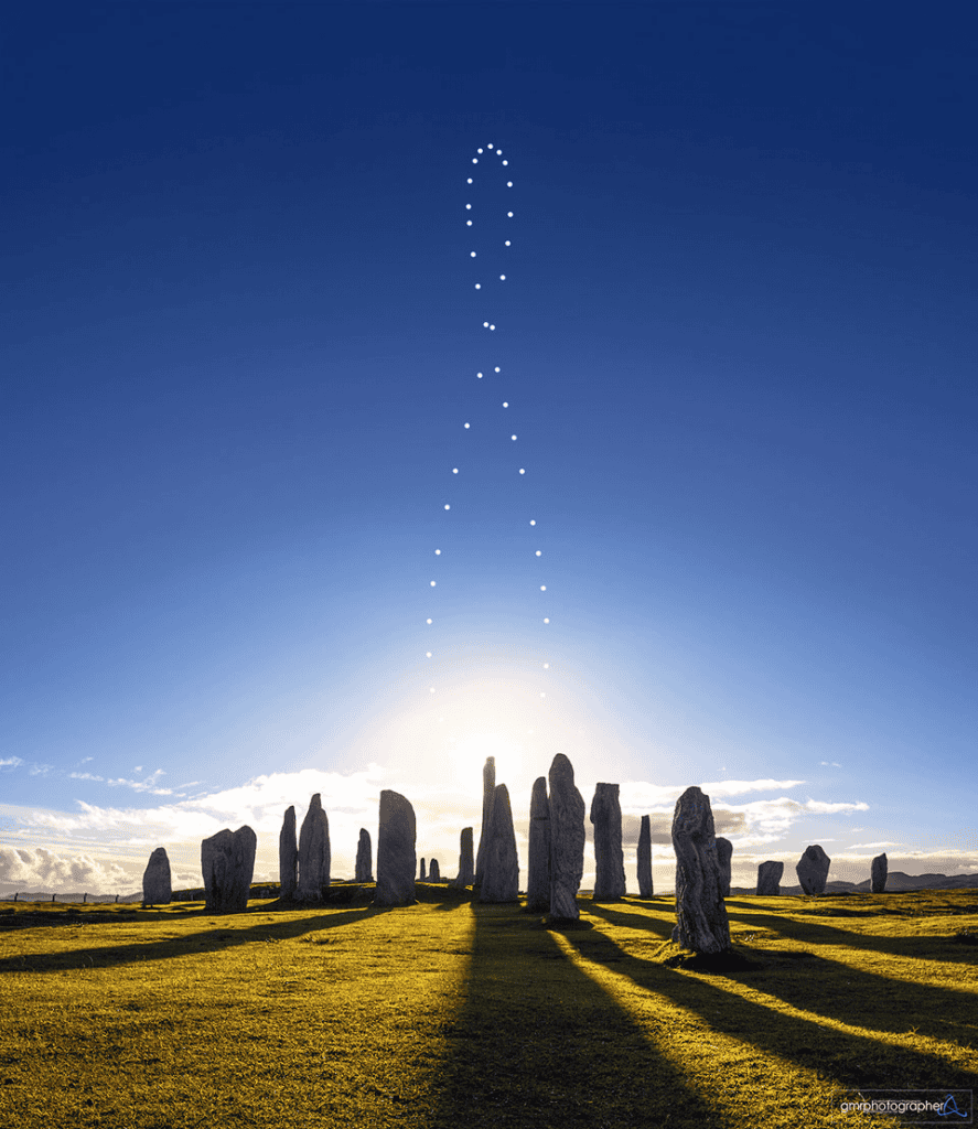 Composição de fotos do Sol ao longo do ano forma um “8” sobre Callanish Stones, registrada durante o solstício de inverno. – Créditos: Giuseppe Petricca