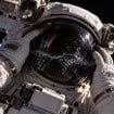 Imagem meramente ilustrativa, sem qualquer compromisso com a realidade dos fatos, representando o episódio em que um vazamento de água foi detectado no capacete de um astronauta na Estação Espacial Internacional.