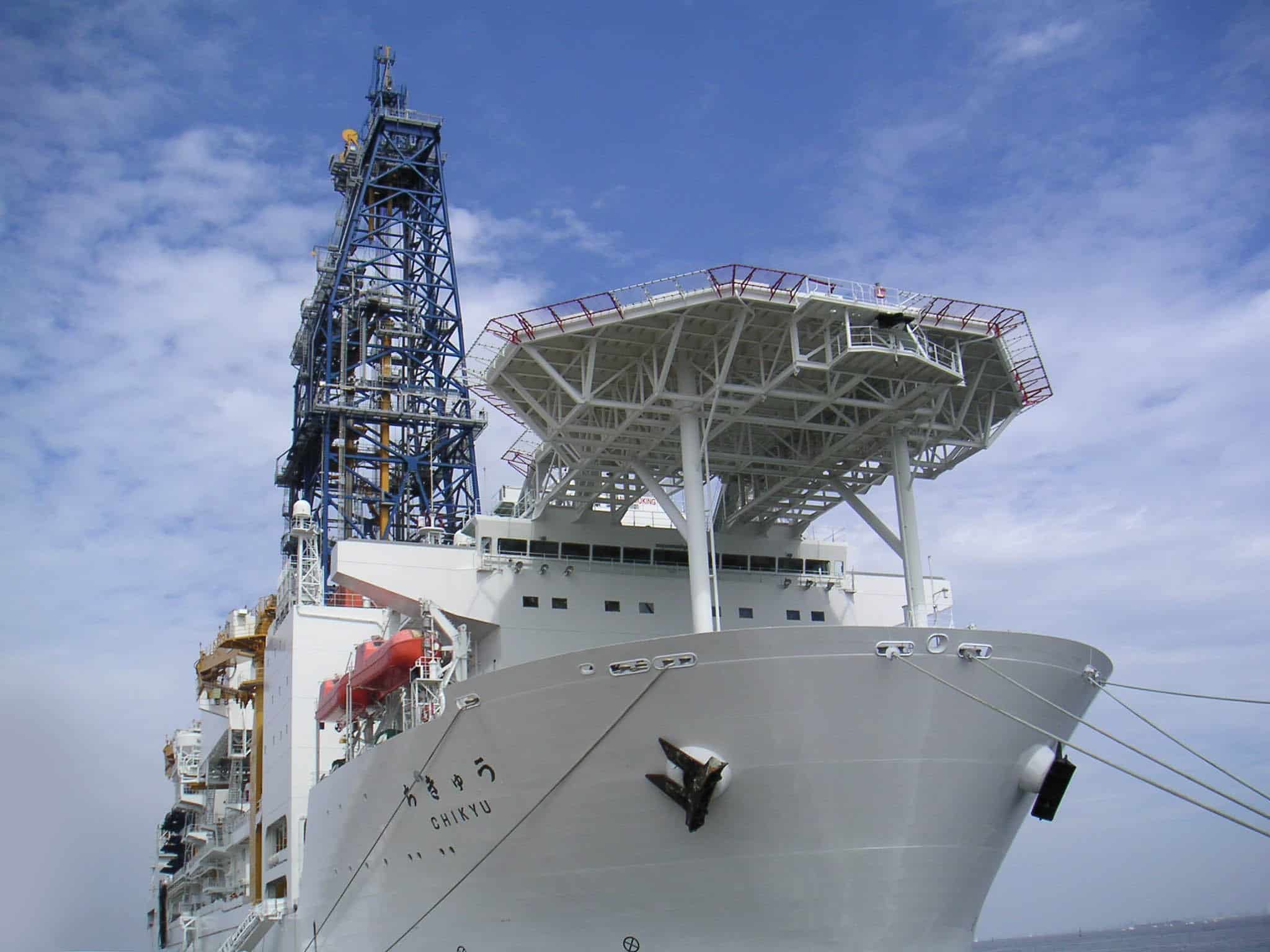 O navio japonês Chikyu foi projetado para perfurar a crosta oceânica e alcançar o manto terrestre, mas obstáculos técnicos e custos elevados ainda impedem esse feito.