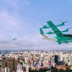 Imagem de carros voadores da Eve voando sobre a cidade de São Paulo