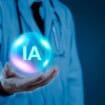 Imagem de médico segurando bolha de inteligência artificial (IA)