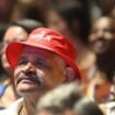 Homem usando chapéu vermelho com "Lula 13" escrito
