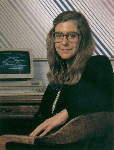 O trabalho de Margaret Hamilton no programa Apollo ajudou a destacar a importância do software nos voos espaciais. – Imagem: Wikimedia Commons