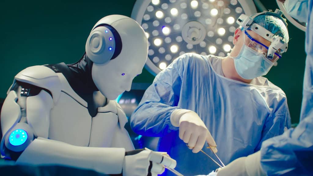 Foto de robô humanoide e de médico operando juntos uma cirurgia