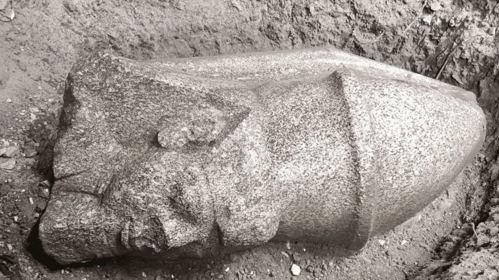 Fragmento da estátua de Ramsés II. Na imagem, ele é representado com uma coroa dupla, mostrando a unificação do Alto e Baixo Egito.