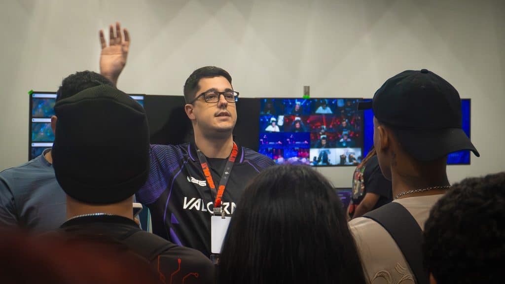 Universitários conhecem bastidores da final do CBLOL 2026 em projeto da Riot Games